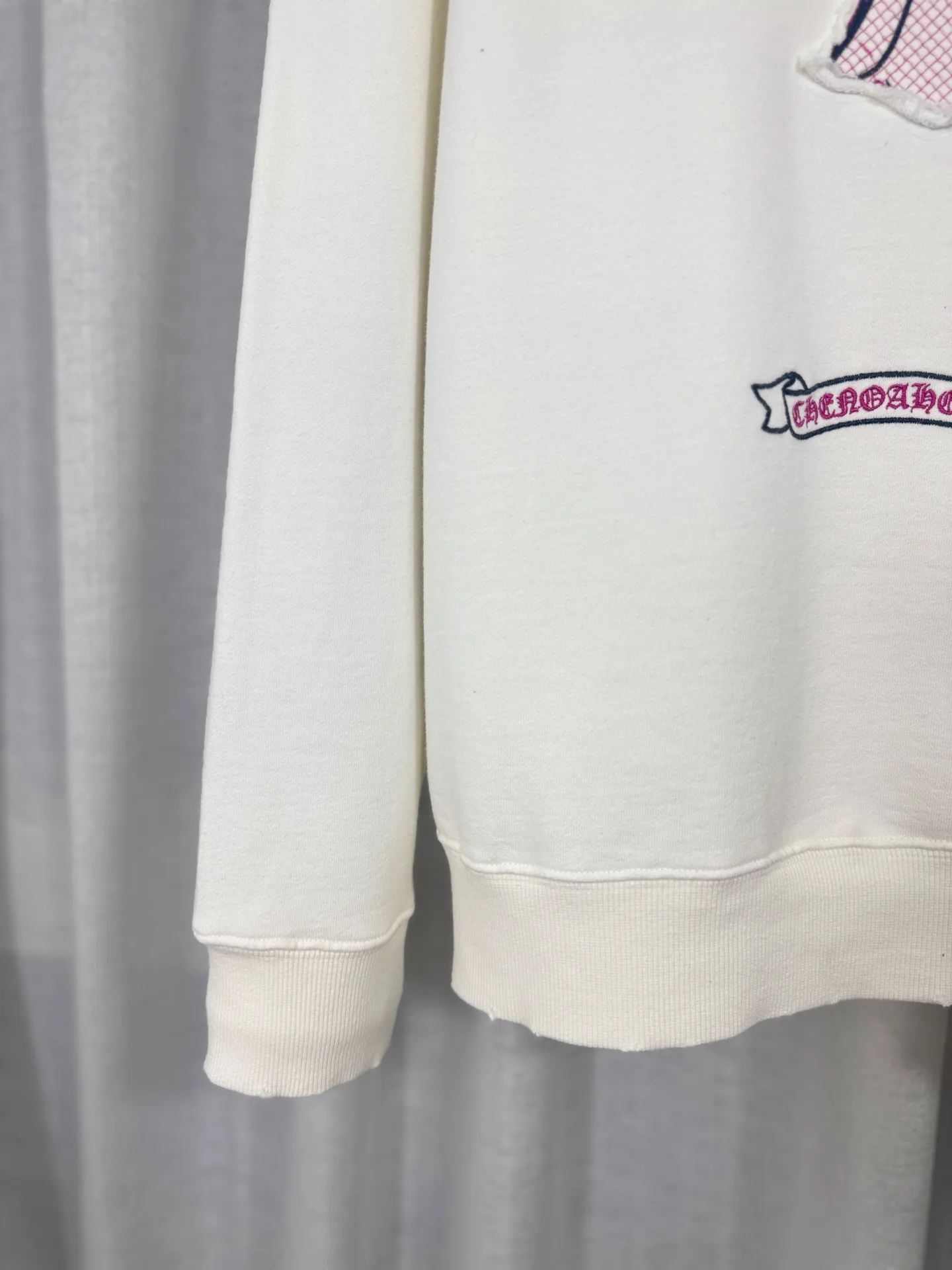 P260 top version, real shot without P, ​​different from market currency) 𝗖𝗵𝗿𝗼𝗺𝗲 𝗛𝗲𝗮𝗿𝘁𝘀/Cro Heart 2025 denim patch embroidery autumn and winter new original single counter American laser burnt 3D three-dimensional color embroidery couple casual sweatshirt 👑The highest version! Customized fabric 430g tripe terry fabric! American acid washed distressed original denim with burnt flowers ✟appliqué embroidery and exquisite embroidery of letters! The best-selling model in the counter, very comfortable to wear. Accessories: original molded and authenticated collar label➕100% silk wash label. Genuine purchase-grade original hangtag➕matching hanging rope➕3D hanging beads➕original packaging bag. Craftsmanship: The original version has consistent wiring! The highest version of the armhole matching technique! Color: White Black Size: S M L XL Style No.: 9330